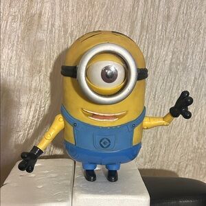 Despicable Me Minion Deluxe Stuart Figure Features Free Moving Eyes